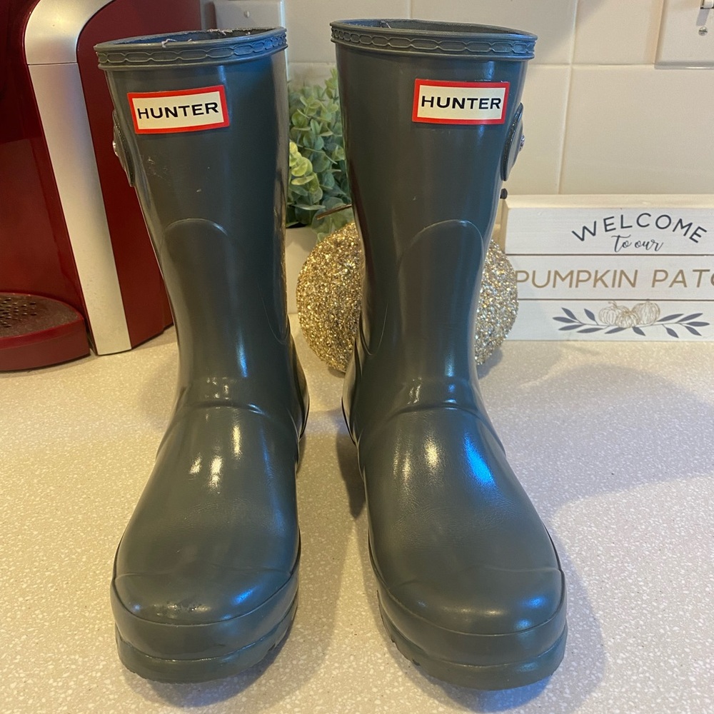 Hunter Rain Boots. Mid rise Women’s size 7. Grey. Great condition!!!